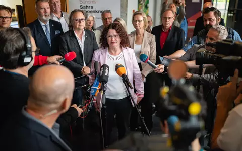 Die Fraktionsvorsitzende des BSW im Thüringer Landtag, Sigrid Hupach (M), erklärt das Votum der Landtagsfraktion.  - Foto: Jacob Schröter/dpa