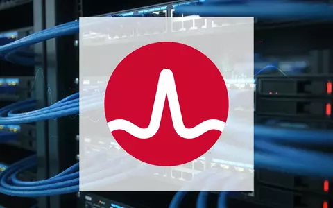 Modernes Rechenzentrum mit leuchtenden Server-Racks und Glasfaserkabeln als Symbol für IT-Infrastruktur und Marktdynamik. - Foto: über boerse-global.de