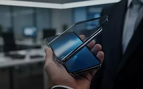 Eine Person hält ein modernes Smartphone in einem Büro, das die digitale Sicherheit und Mobilfunkverbindung symbolisiert. - Foto: über boerse-global.de