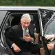 Der König informierte sich vor Ort.  - Bild: Marius Burgelman/AP/dpa