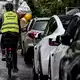 Auch Radfahrer räumen zunehmend aggressives Verhalten im Straßenverkehr ein. (Archivbild) - Bild: Britta Pedersen/dpa