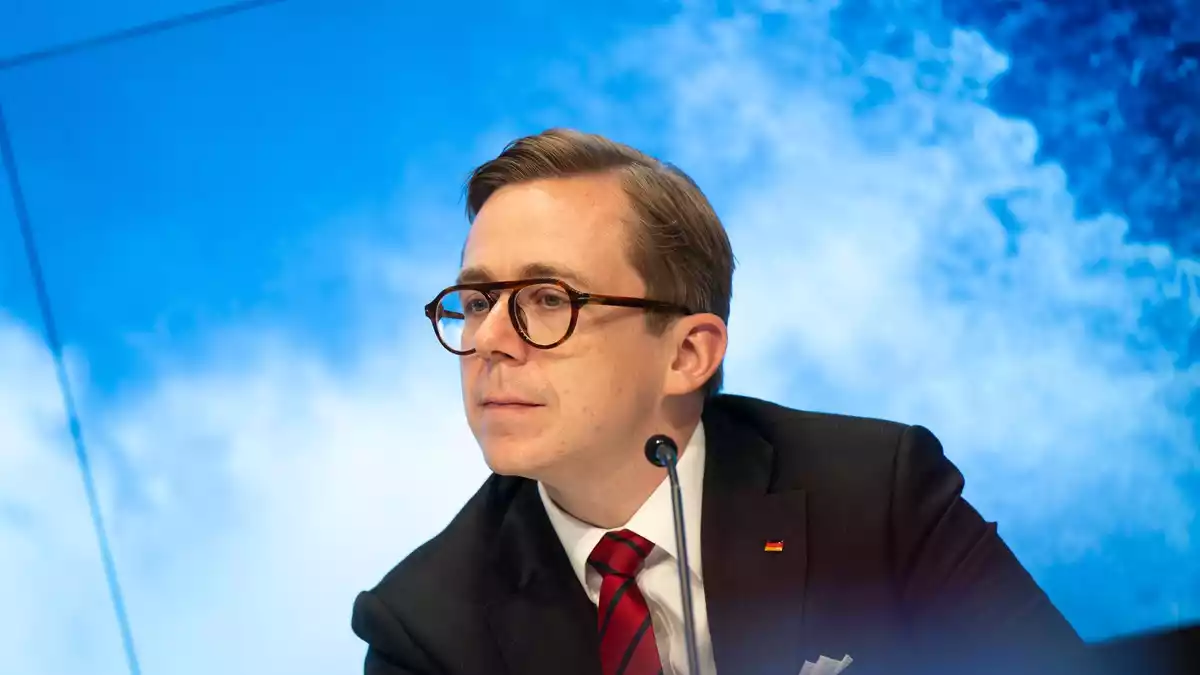 Staatsminister Amthor lehnt abstrakte Debatte über eine Grundgesetzänderung für mehr Klima- und Hitzeschutz ab. - Bild: Philip Dulian/dpa