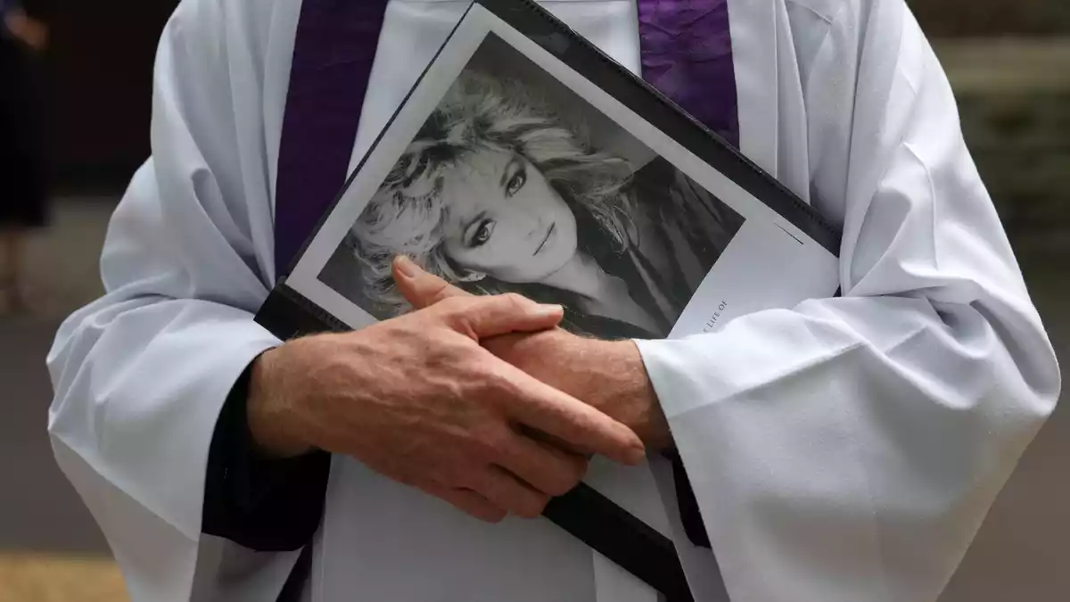 Auf einer Trauerfeier verabschiedeten sich Freunde und Familie von der Sängerin Bonnie Tyler.  - Bild: Alastair Grant/AP/dpa