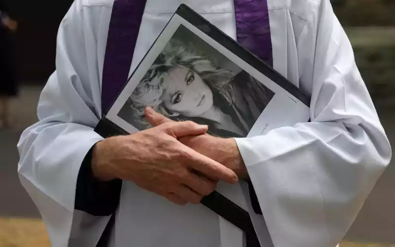 Auf einer Trauerfeier verabschiedeten sich Freunde und Familie von der Sängerin Bonnie Tyler.  - Foto: Alastair Grant/AP/dpa