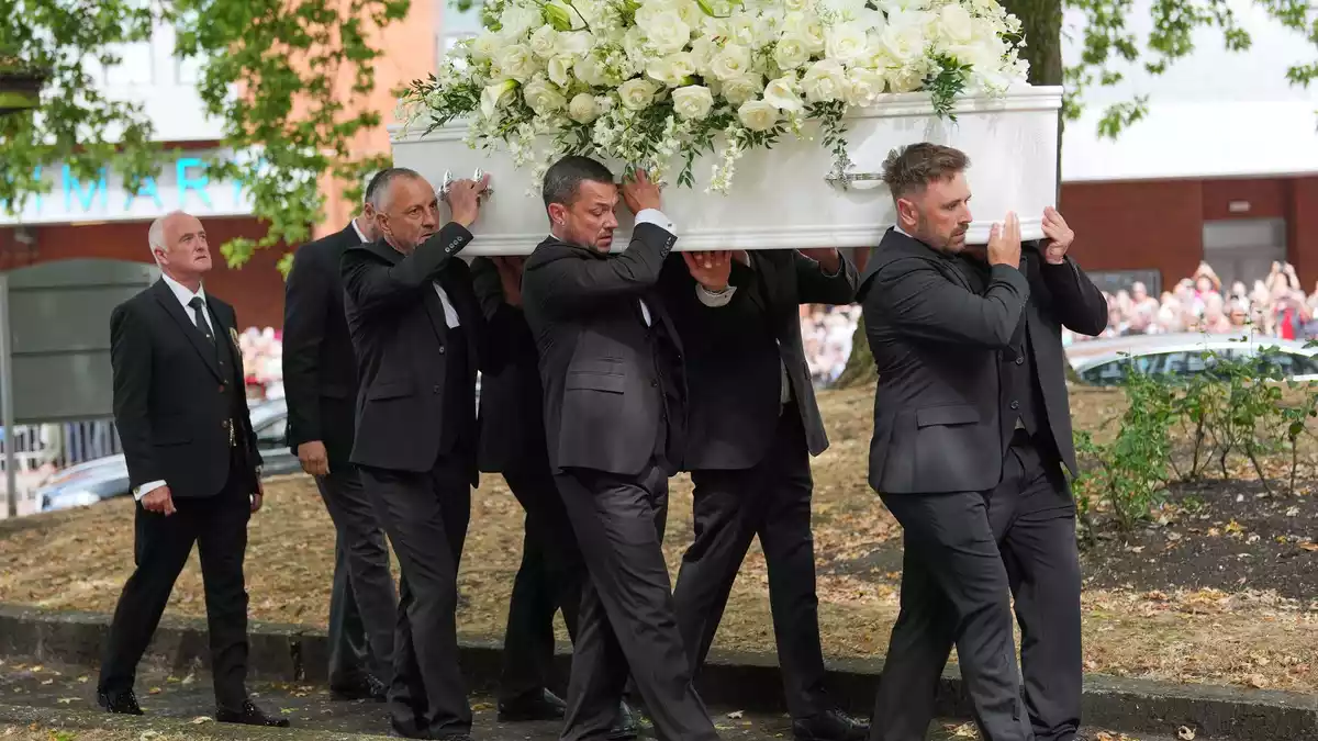 Kurz vor Mittag wurde der Sarg in die Kirche getragen.  - Bild: Alastair Grant/AP/dpa