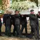 Kurz vor Mittag wurde der Sarg in die Kirche getragen.  - Bild: Alastair Grant/AP/dpa