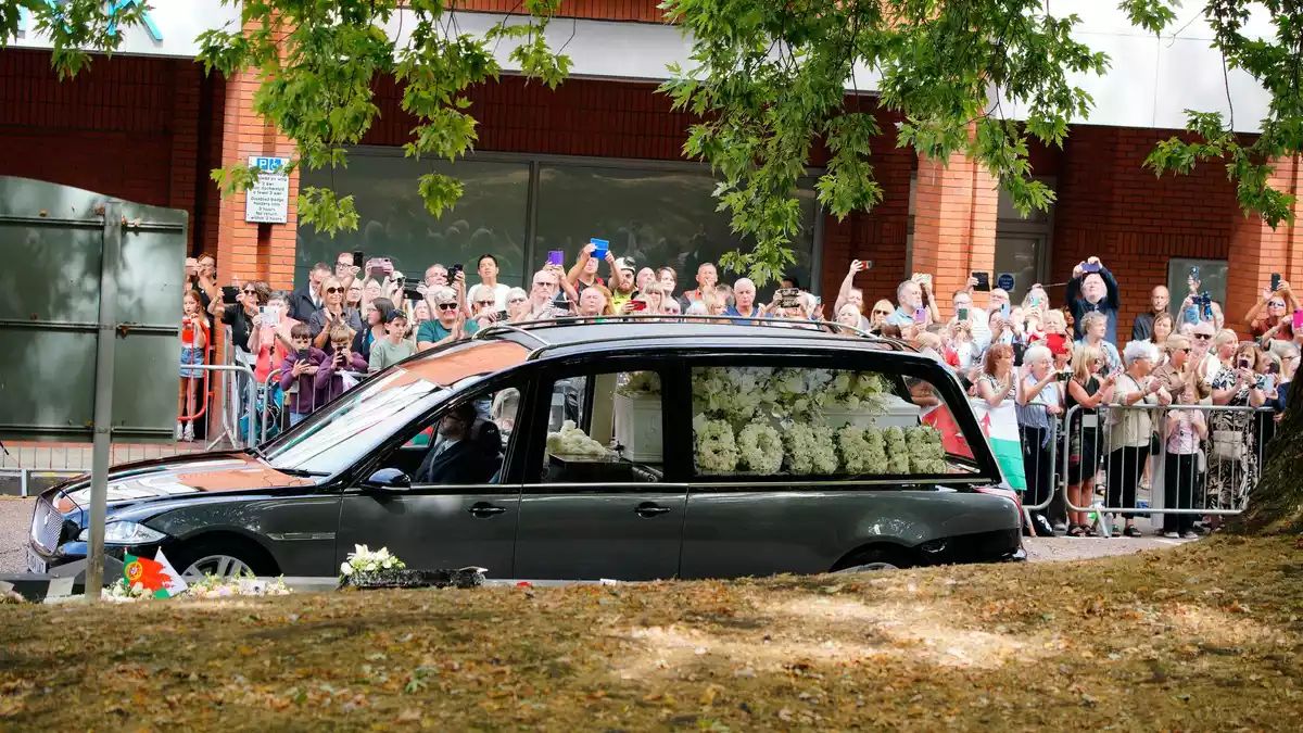 Zahlreiche Fans hatten sich in der Nähe der Kirche versammelt.  - Bild: Ben Birchall/PA Wire/dpa