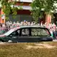 Zahlreiche Fans hatten sich in der Nähe der Kirche versammelt.  - Bild: Ben Birchall/PA Wire/dpa