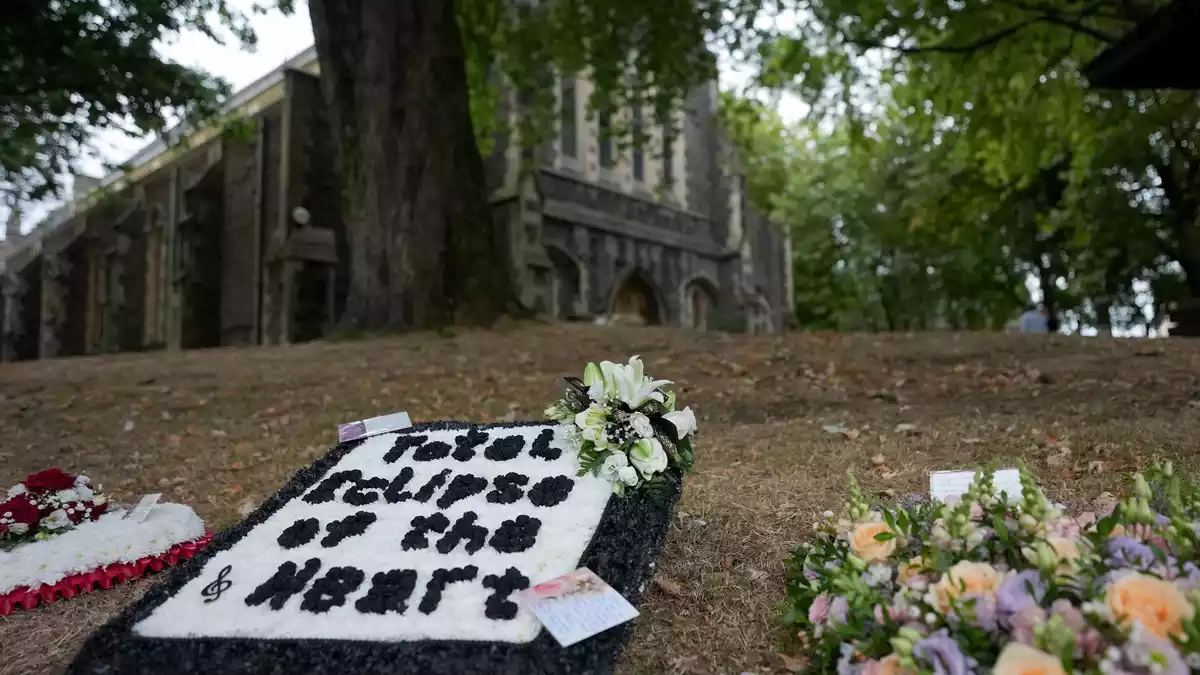Bonnie Tylers berühmtester Song als Blumenschmuck: «Total Eclipse of the Heart».  - Bild: Alastair Grant/AP/dpa