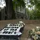 Bonnie Tylers berühmtester Song als Blumenschmuck: «Total Eclipse of the Heart».  - Bild: Alastair Grant/AP/dpa