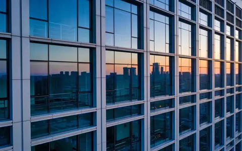 Moderne Bürofassade eines Geschäftshauses in der Dämmerung - Foto: über boerse-global.de