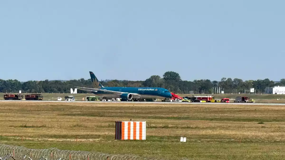 Eine Maschine der Vietnam Airlines Maschine ist kurz nach ihrem Start vom Münchner Flughafen dort wieder gelandet.  - Bild: Uwe Lorz/dpa