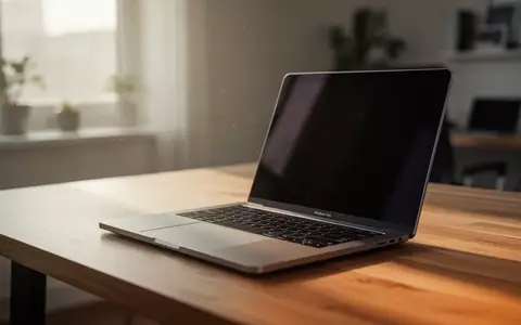 Ein moderner Laptop auf einem Schreibtisch in einem hellen, aufgeräumten Büro mit sanftem Tageslicht. - Foto: über boerse-global.de