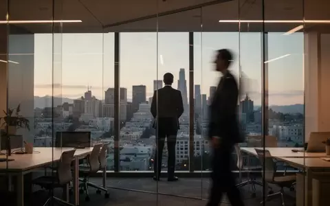 Ein moderner, minimalistischer Konferenzraum in einem Bürogebäude mit Blick auf die Skyline von San Francisco bei Dämmerung. - Foto: über boerse-global.de