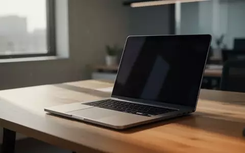Ein moderner Arbeitsplatz mit einem Laptop auf einem Holztisch in hellem, natürlichem Licht. - Foto: über boerse-global.de