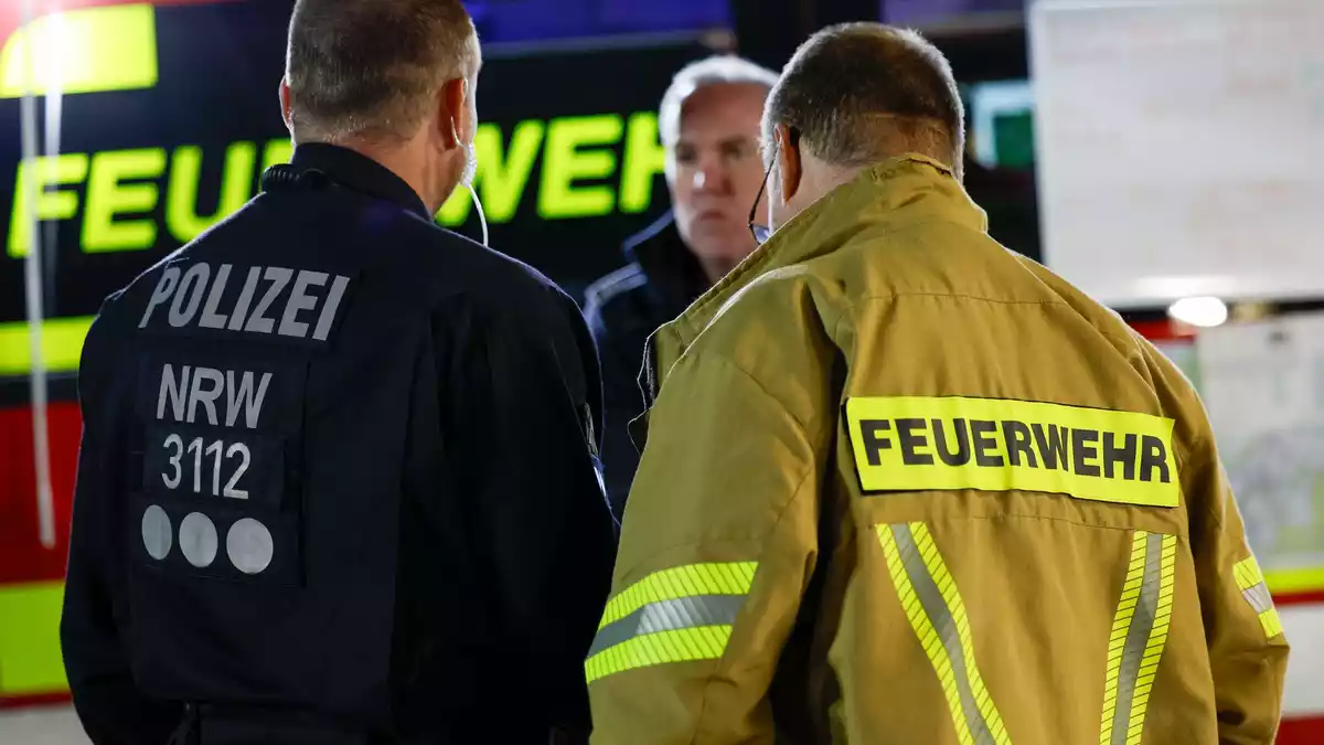 Es sind weiterhin Hunderte Kräfte im Einsatz.  - Bild: Thomas Banneyer/dpa