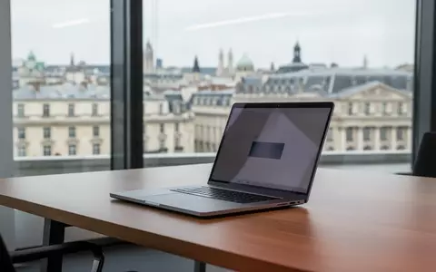 Moderner BĂŒroarbeitsplatz mit Laptop vor einem Fenster in einem europĂ€ischen BehördengebĂ€ude. - Foto: ĂŒber boerse-global.de