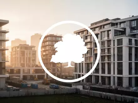 Moderne Wohngebäude auf einer Baustelle bei Sonnenuntergang als Symbol für den Wohnungsbau. - Foto: über boerse-global.de