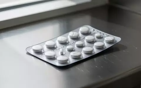 Eine Blisterpackung mit weißen Medikamententabletten auf einer sterilen Edelstahloberfläche. - Foto: über boerse-global.de
