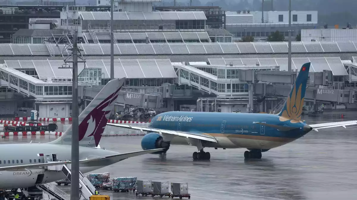 Ein Boeing-Dreamliner der Vietnam Airlines wartet am Flughafen München auf den Start.  - Bild: Karl-Josef Hildenbrand/dpa