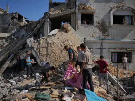 Palästinenser am Ort eines israelischen Luftangriffs im Gazastreifen. (Archivbild) - Foto: Abdel Kareem Hana/AP/dpa