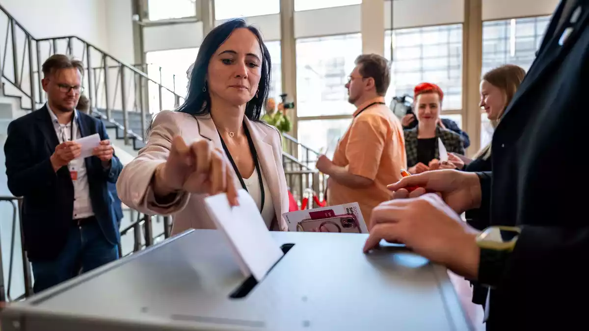 Die BSW-Abgeordnete Anke Wirsing und ihr Kollege Sven Küntzel wenden sich gegen die Mehrheit ihrer Fraktion. (Archivbild) - Bild: Jacob Schröter/dpa