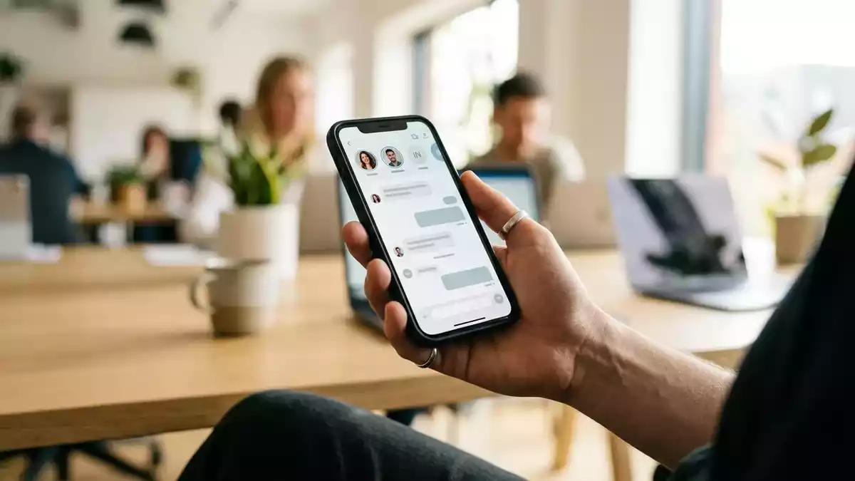 WhatsApp testet Medienvorschau in Chatliste und kostenpflichtige Emoji-Reaktionen
