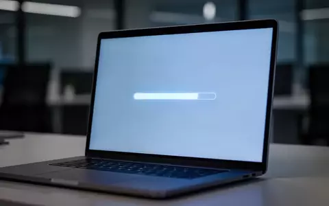 Nahaufnahme eines modernen Laptops in einer professionellen Büroumgebung während eines System-Updates. - Foto: über boerse-global.de