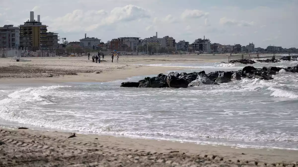 An einem Strand der italienischen Adria wurde eine Urne mit sterblichen Überresten entdeckt. (Symbolbild) - Bild: Marijan Murat/dpa