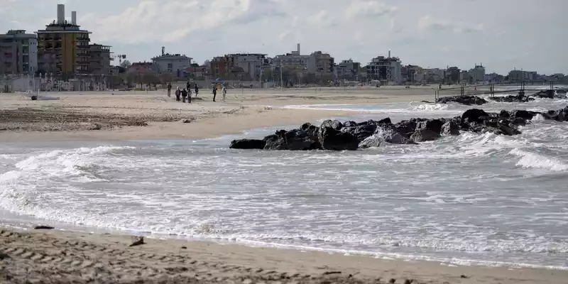 An einem Strand der italienischen Adria wurde eine Urne mit sterblichen Überresten entdeckt. (Symbolbild) - Foto: Marijan Murat/dpa