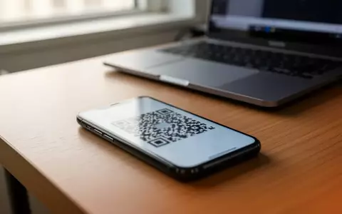 Ein Smartphone mit einem QR-Code auf einem modernen Schreibtisch in einer Büroumgebung. - Foto: über boerse-global.de