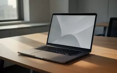 Ein moderner, aufgeräumter Büroarbeitsplatz mit einem Laptop auf einem Schreibtisch in hellem, natürlichem Licht. - Foto: über boerse-global.de