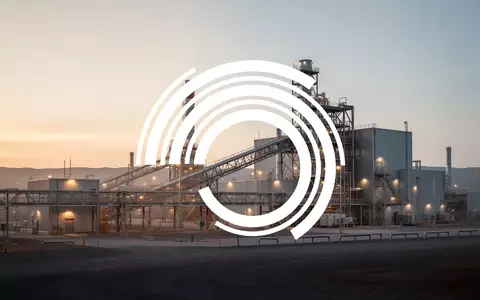 Moderne industrielle Anlage zur Energiegewinnung in stimmungsvollem Licht bei Sonnenaufgang. - Foto: über boerse-global.de