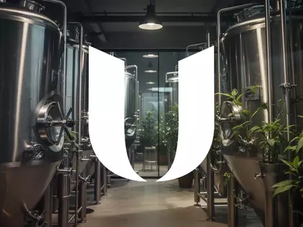 Moderne Brauerei-Anlage mit glänzenden Edelstahltanks in professioneller, atmosphärischer Beleuchtung. - Foto: über boerse-global.de