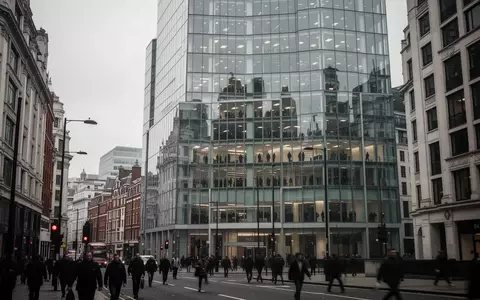 Blick auf die moderne Glasfassade eines Bürogebäudes im Londoner Finanzviertel an einem bewölkten Tag. - Foto: über boerse-global.de