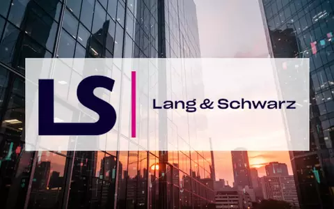 Moderne Glasfassade eines Bürogebäudes in der Abenddämmerung als Symbol für Finanzmärkte und wirtschaftliche Entwicklung. - Foto: über boerse-global.de
