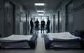 Ein verschwommener Flur in einem deutschen Polizeigebäude mit Aktenordnern im Vordergrund. - Foto: über boerse-global.de