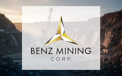 Moderne Bergbauanlage bei Sonnenaufgang als Symbol für Rohstoffexploration und Investitionspotenzial. - Foto: über boerse-global.de