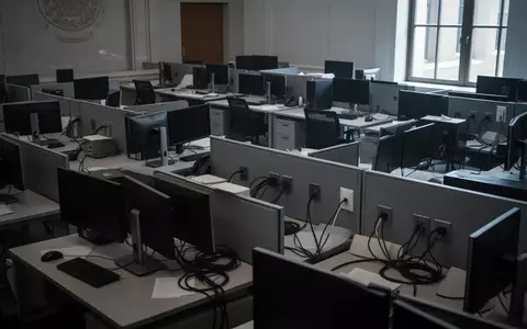 Leere Schreibtische mit ausgeschalteten Computern und getrennten Kabeln in einem Berliner Verwaltungsgebäude. - Foto: über boerse-global.de