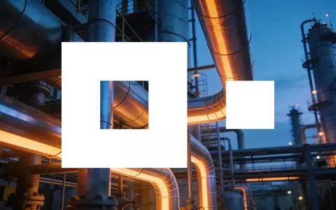 Moderne Industrieanlage bei Dämmerung, symbolisiert industrielle Stabilität und wirtschaftliches Wachstum. - Foto: über boerse-global.de
