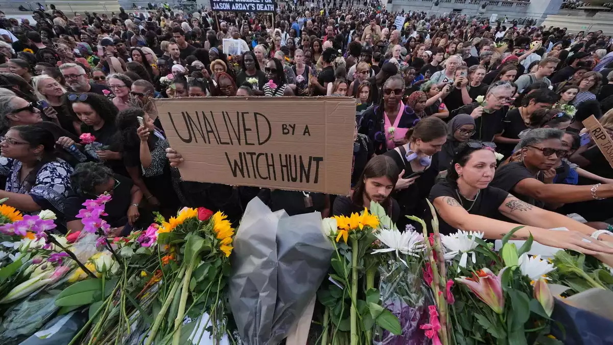 Menschen legten Blumen nieder. - Bild: Yui Mok/PA Wire/dpa