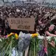 Menschen legten Blumen nieder. - Bild: Yui Mok/PA Wire/dpa