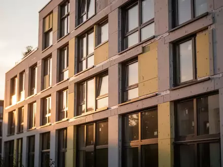 Nahaufnahme der Fassade eines Wohngebäudes in Hamburg bei Tageslicht zur energetischen Gebäudebewertung. - Foto: über boerse-global.de