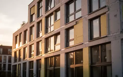 Nahaufnahme der Fassade eines Wohngebäudes in Hamburg bei Tageslicht zur energetischen Gebäudebewertung. - Foto: über boerse-global.de