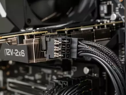 Nahaufnahme eines 12V-2x6-Stromanschlusses an einer High-End-Grafikkarte in einem PC-Gehäuse. - Foto: über boerse-global.de