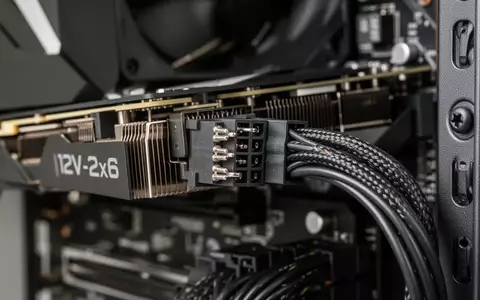 Nahaufnahme eines 12V-2x6-Stromanschlusses an einer High-End-Grafikkarte in einem PC-Gehäuse. - Foto: über boerse-global.de
