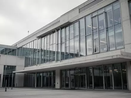 Modernes Regierungsgebäude in Deutschland an einem bewölkten Tag, architektonische Fassade aus Glas und Beton. - Foto: über boerse-global.de