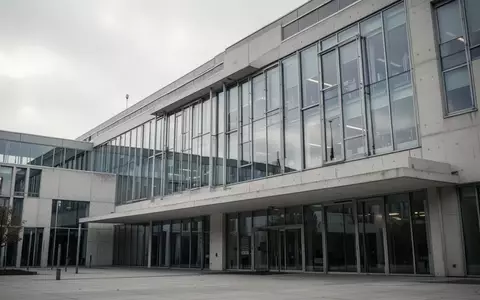Modernes Regierungsgebäude in Deutschland an einem bewölkten Tag, architektonische Fassade aus Glas und Beton. - Foto: über boerse-global.de