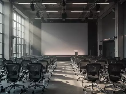Moderner, minimalistischer Konferenzraum in Berlin mit natürlichem Licht, bereit für eine politische Veranstaltung. - Foto: über boerse-global.de