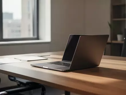 Ein aufgeräumter, moderner Arbeitsplatz mit einem Laptop in einem hellen Büro bei Tageslicht. - Foto: über boerse-global.de